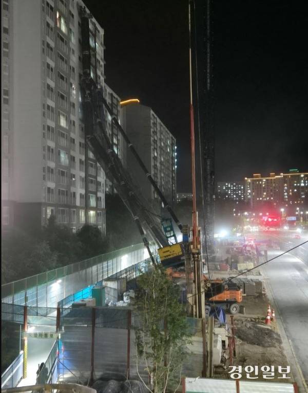 용인 서천지구 아파트 단지에 지하철 공사용 거중기가 쓰러진 모습. 2025. 6. 5  /경기도소방재난본부 제공