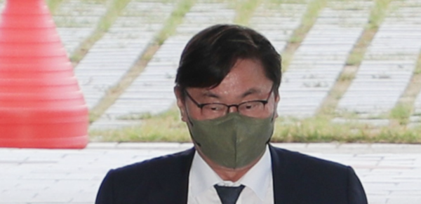 이화영 킨텍스 대표이사(전 경기도 평화부지사)가 2022년 9월 27일 오전 수원시 영통구 수원지방법원에서 열리는 사전구속영장 실질심사(구속 전 피의자심문)에 출석하기 위해 수원지방검찰청 청사로 들어가고 있다. [사진=연합뉴스]