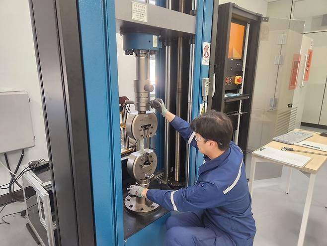 목포 서남권 스마트선박안전지원센터 FRP 재료시험 장비 활용 모습.<한국해양교통안전공단 제공>