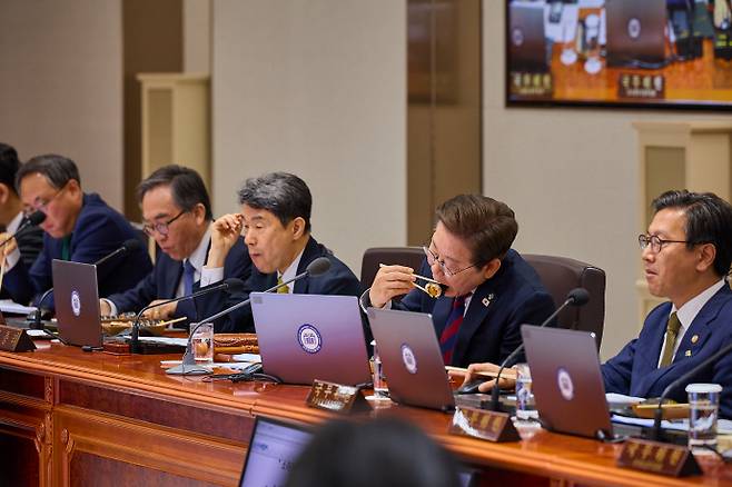 이재명 대통령, '김밥 오찬' 국무회의이재명 대통령이 5일 서울 용산 대통령실 청사에서 김밥으로 점심을 먹으며 국무회의를 이어가고 있다. /연합뉴스