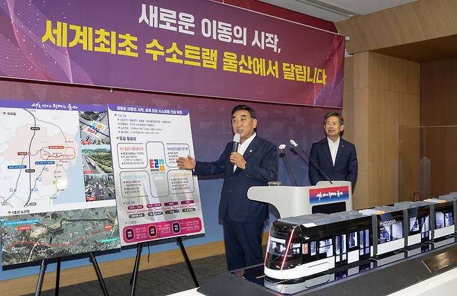 지난 2023년 &nbsp;8월 김두겸 시장이 울산도시철도 1호선 건설사업 확정과 관련해 언론 브리핑을 하고 있다. 울산매일 포토뱅크