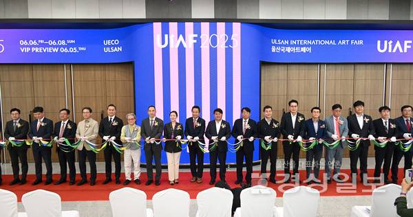 제5회 울산국제아트페어 개막식이 5일 울산전시컨벤션센터에서 열렸다. 안승대 울산시 행정부시장, 이성룡 울산시의회의장, 이윤철 울산상의회장, 김영길 중구청장, 이순걸 울주군수, 조직위원장인 박원희 동강의료재단 이사장, 김소정 울산국제아트페어 대표 등 내빈들이 기념 테이프를 자르고 있다. 김경우기자 woo@ksilbo.co.kr