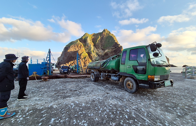 독도 물량장에 상륙한 분뇨차 /독도관리사무소
