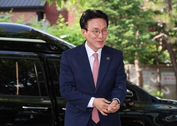 김민석 국무총리 후보자가 5일 서울 종로구 통의동 금융감독연수원에 마련된 인사청문회 준비 사무실로 첫 출근을 하고 있다. 연합뉴스.