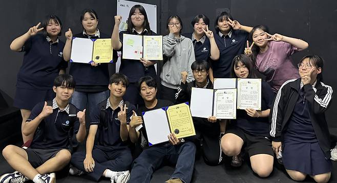 올해 제주청소년연극제에서 최우수상을 수상한 제주중앙고 연극동아리 창조 / 사진=제주중앙고, 제주연극협회