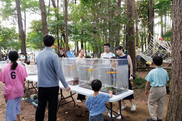 플라스틱 사용을 최소화하고, 골판지·천막 등 친환경 소재를 활용한 무대 및 부스 설치, 재활용 가능한 자재를 이용한 체험 도구 등이 자연스럽게 관람객의 행동 변화를 유도한다.