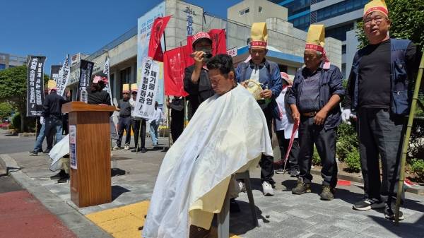 5일 제주시청 앞에서 진영오 광령1리장(반대대책위원장)이 삭발을 하며, 종합폐기물 허가 취소를 요구했다.