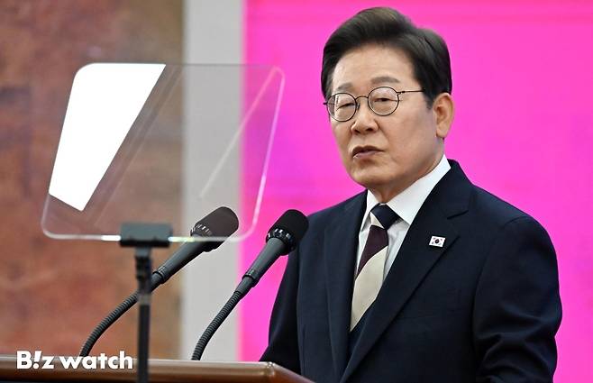 이재명 대통령이 4일 서울 여의도 국회 로텐더홀에서 열린 제21대 대통령 취임 선서 행사에서 국민께 드리는 말씀을 발표하고 있다./사진=이명근 기자 qwe123@