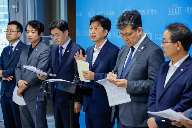 더불어민주당 대한민국 주식시장 활성화 TF 소속 오기형·이정문 강준현·김남근 의원 등이 5일 국회 소통관에서 상법 개정안 재추진 관련 기자회견을 한 뒤 취재지 질문에 답하고 있다. (사진=뉴스1)