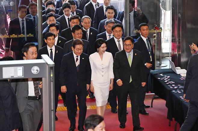 제21대 대한민국 대통령으로 취임한 이재명 대통령과 부인 김혜경 여사가 4일 오전 서울 여의도 국회 로텐더홀로 들어가고 있다. (사진=연합뉴스)