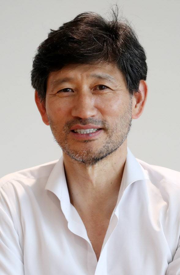 최영진 시니어아미 공동대표가 18~19일 열리는 ‘제16회 이데일리 전략포럼’에 앞서 인터뷰를 하고 있다(사진=이데일리 김태형 기자).