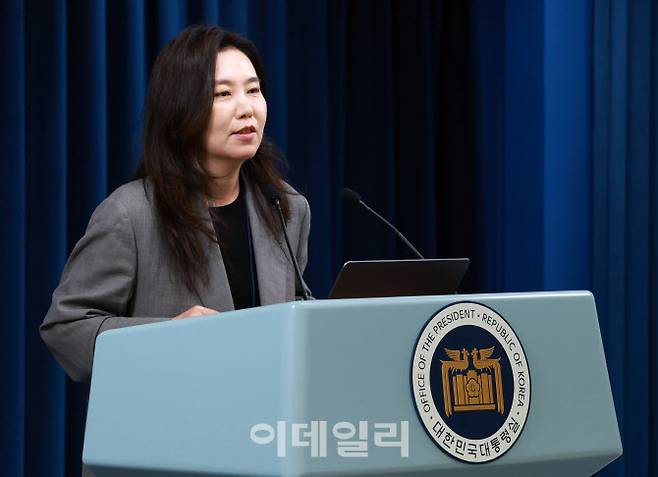 강유정 대변인이 5일 서울 용산구 대통령실 브리핑룸에서 현안 관련 브리핑을 하고 있다.(사진=뉴시스)