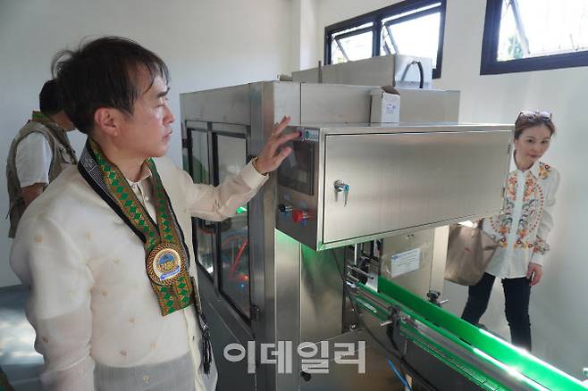 필리핀 미마로파 지역의 깔라만시 가공시설에서 시설 기자재를 살피는 모습[코이카 제공]