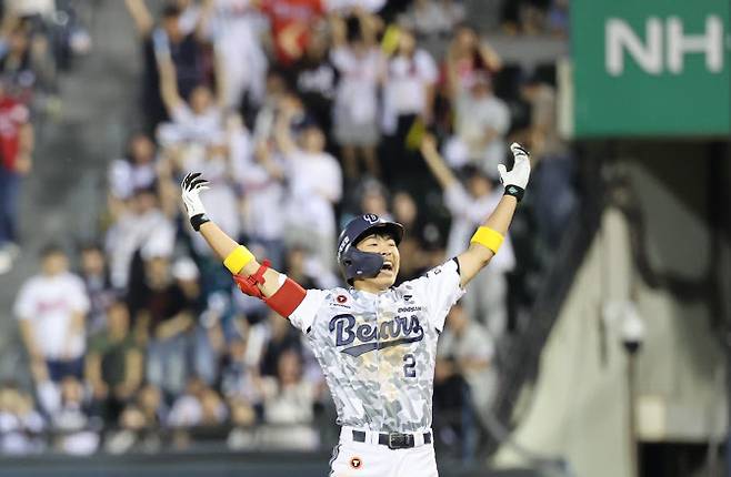 5일 잠실야구장에서 열린 프로야구 KIA타이거즈와 두산베어스 경기. 10회말 2사 1, 2루 두산 김민석이 끝내기 안타를 친 뒤 기뻐하고 있다. 사진=연합뉴스