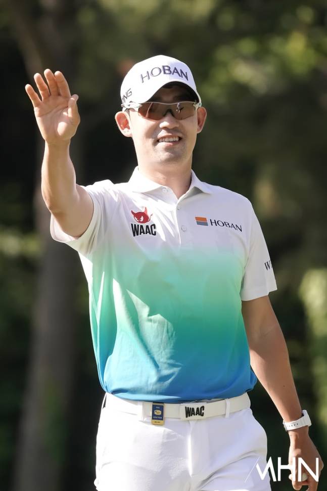 김비오가 5일 열린 KPGA 투어 백송홀딩스-아시아드CC 부산오픈 1라운드에서 팬들을 보고 손을 흔들고 있다.