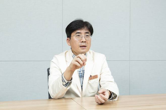 김석진 대한혈액학회 이사장은 "예전엔 속수무책이었을 환자들을 살린다는 보람으로 일한다"면서, 혈액암의 특수한 사정을 고려한 보건의료정책이 필요하다고 말했다. [사진=삼성서울병원 제공]
