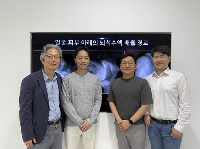 (왼쪽부터) 고규영 IBS 혈관 연구단장(교신저자), 홍선표 IBS 혈관 연구단 연구위원(공동 제1저자), 진호경 IBS 혈관 연구단 선임연구원(공동 제1저자), 윤진희 IBS 혈관 연구단 선임연구원(공동 제1저자). [사진=IBS]