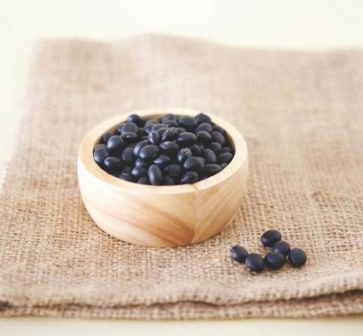 검은콩은 필수아미노산이 많고 비타민 E, 카로티노이드, 사포닌, 안토시아닌 등 노화를 늦추는 성분들이 풍부하다. [사진=클립아트코리아]