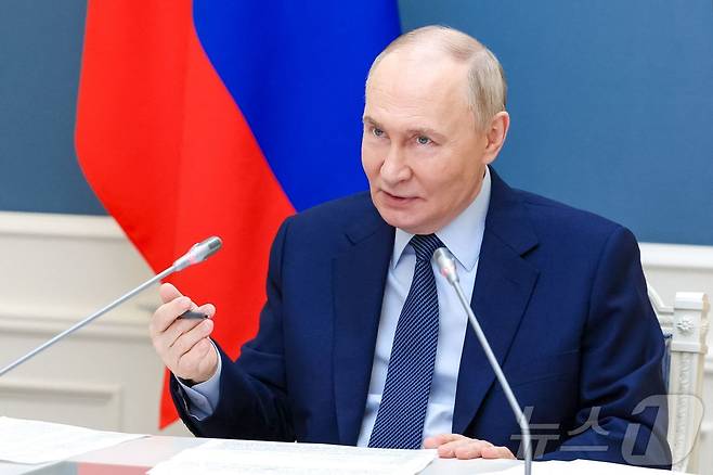 블라디미르 푸틴 러시아 대통령이 29일(현지시간) 국제 어린이 날을 앞두고 모스크바에서 훈장을 받은 가족들과 화상으로 만나고 있다. 2025.05.30 ⓒ AFP=뉴스1 ⓒ News1 우동명 기자