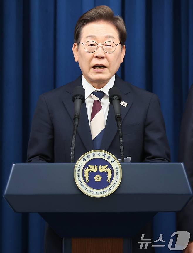 이재명 대통령이 4일 서울 용산구 대통령실 청사 브리핑룸에서 국무총리와 국정원장, 대통령 비서실장 등 인선발표를 하고 있다. /뉴스1 ⓒ News1 허경 기자