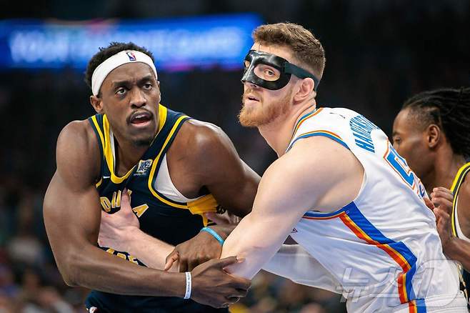 인디애나 페이서스와 오클라호마시티는 6일(한국시간) 열리는 2024-25 NBA 파이널(챔피언결정전) 1차전을 시작으로 마지막 승부를 펼친다. 사진 왼쪽이 동부 콘퍼런스 MVP를 받은 파스칼 시아캄. ⓒ AFP=뉴스1