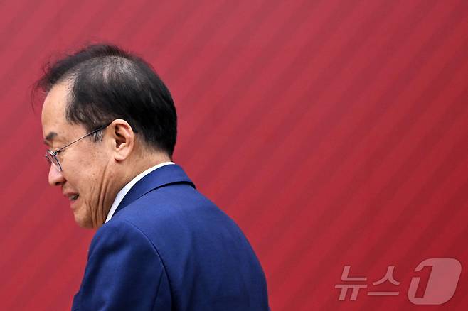 홍준표 후보가 지난 4월 29일 서울 여의도 국민의힘 당사에서 열린 제21대 대통령 후보자 국민의힘 3차 경선 진출자 발표 행사에서 이동하고 있다. 2025.4.29/뉴스1 ⓒ News1 국회사진취재단