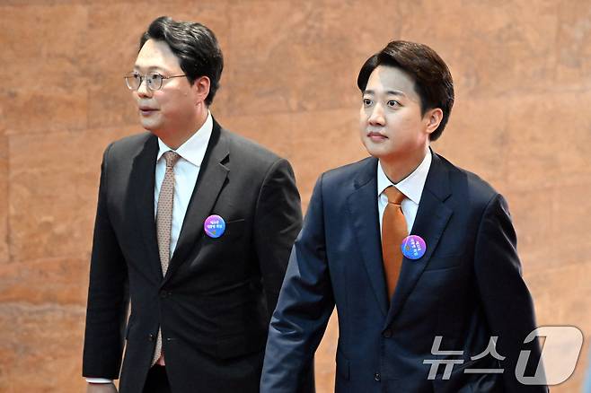 이준석 개혁신당 의원과 천하람 원내대표가 4일 서울 여의도 국회에서 열린 제21대 대통령 취임선서에 참석하고 있다. 2025.6.4/뉴스1 ⓒ News1 국회사진기자단