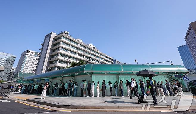 5일 오전 서울 종로구 주한미국대사관 앞에 미국 비자를 발급 받으려는 시민들이 줄 지어 서 있다. 2025.6.5/뉴스1 ⓒ News1 김성진 기자