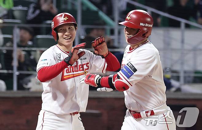 SSG 랜더스는 최정(오른쪽)이 복귀한 뒤 치른 29경기에서 17승 1무 11패를 기록했다. 2025.5.13/뉴스1 ⓒ News1 김성진 기자