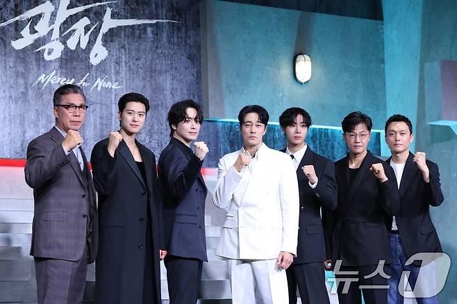 배우 안길강(왼쪽부터)과 공명, 이준혁, 소지섭, 추영우, 조한철, 최성은 감독이 5일 오전 서울 중구 장충로 앰버서더 서울 풀만 호텔에서 열린 넷플릭스 '광장' 제작발표회에 참석해 포즈를 취하고 있다. ‘광장’은 스스로 아킬레스건을 자르고 광장 세계를 떠났던 남기준(소지섭)이 조직의 2인자였던 동생 남기석(이준혁)의 죽음으로 11년 만에 돌아와 복수를 위해 그 배후를 파헤치는 누아르 액션으로 오는 6일 첫 공개 예정이다. 2025.6.5/뉴스1 ⓒ News1 권현진 기자