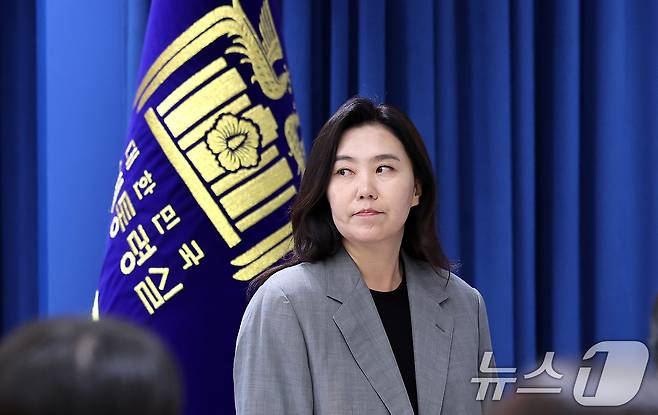 강유정 대통령실 대변인이 5일 서울 용산구 대통령실 청사에서 현안 브리핑을 마친 뒤 자리를 이동하고 있다. 이재명 대통령은 이날 한덕수 전 대통령 권한대행 국무총리가 지명한 이완규·함상훈 헌법재판관 후보자에 대한 지명을 철회했다. 강 대변인은 대통령실 브리핑을 통해 “한 전 총리가 권한 없이 지명했다”며 이같이 밝혔다. ⓒ News1 박지혜 기자