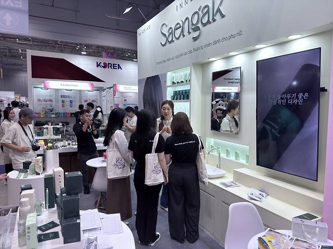 HLB는 5일(현지시간) 베트남 호치민에서 개최된 2025 베트남 국제 프리미엄 소비재전(VIPREMIUM)에 참가해 여성 전문 케어 브랜드 이너생각을 현지 파트너사와 함께 선보이며 베트남 시장 공략에 본격 나섰다. (HLB그룹 제공)