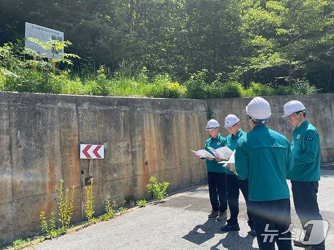 최수천 동부산림청장, 태백서 생활권 산사태취약지 현장점검.(동부지방산림청 제공, 재판매 및 DB 금지) 2025.6.5/뉴스1