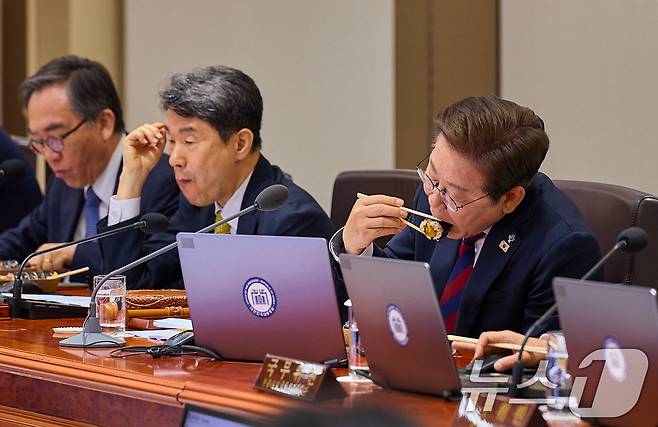 이재명 대통령이 5일 서울 용산구 대통령실 청사에서 열린 국무회의 중 점심으로 김밥을 먹고 있다. (대통령실 제공. 재판매 및 DB 금지) 2025.6.5/뉴스1 ⓒ News1 허경 기자