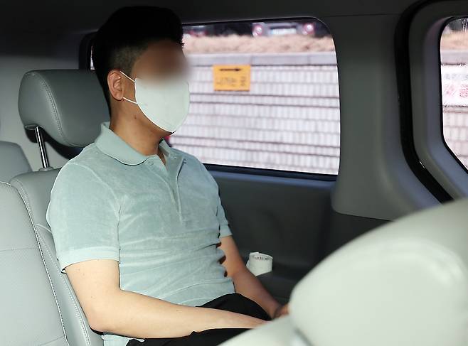 마약 투약 혐의를 받는 이철규 국민의힘 의원 아들 이 모씨가 23일 오전 서울 서초구 서울중앙지방법원에서 열린 구속 전 피의자심문(영장실질심사)을 마친 뒤 호송차에 탑승하고 있다.. 2025.4.23/뉴스1 ⓒ News1 김진환 기자