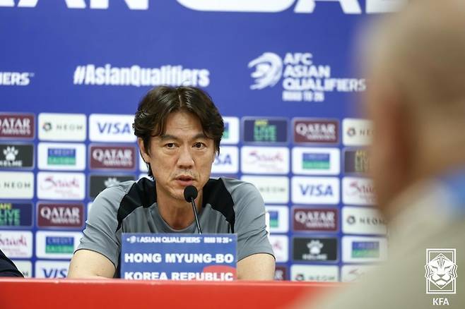홍명보 감독이 이라크전을 앞두고 공식 기자회견에 참석해서 답하고 있다. 사진 | 대한축구협회