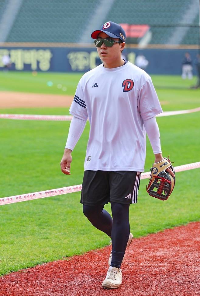 여동건이 훈련이 끝난 후 더그아웃으로 돌아가고 있다. 사진 | 두산 베어스