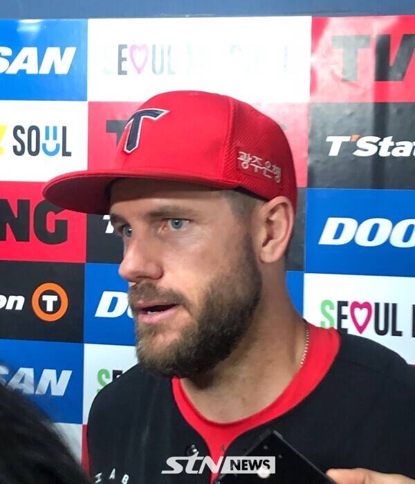 경기 후 인터뷰를 갖는 KIA 타이거즈 야수 패트릭 위즈덤. 잠실=사진┃이형주 기자