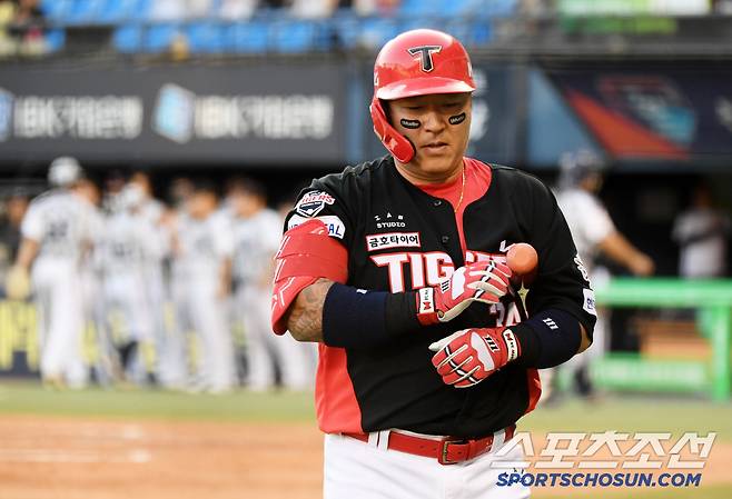 4번 타자 최형우는 타석에서 아무것도 못하고 허무하게 3회를 마쳤다.