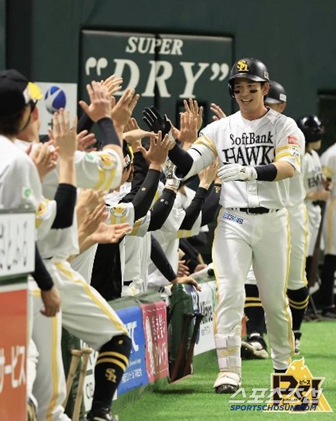 소프트뱅크가 인터리그 강자답게 주니치를 상대로 2연승을 거뒀다. 4일 후쿠오카 홈경기에서 2회 홈런 2개를 터트려 여유있게 앞서갔다. 사진캡처=소프트뱅크 호크스 SNS