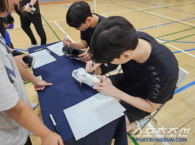 팬 사회인회를 하는 박준혁 이유빈. 모습 정동=이종서 기자