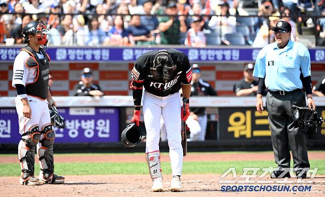 장진혁이 인사할 시간을 할애해준 최재훈과 최수원 심판