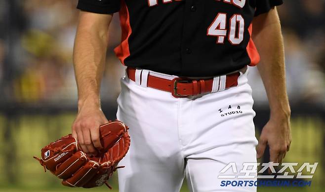 5회 두산 케이브의 강습 타구에 맞은 KIA 선발 네일 오른 손등이 빨갛게 부어올랐다.