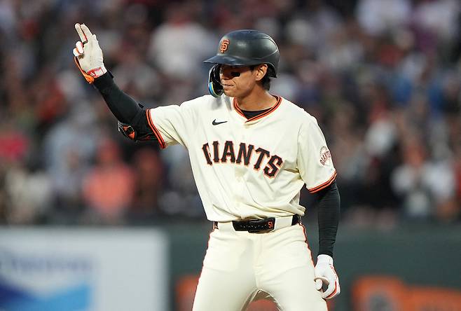 샌프란시스코 자이언츠 이정후가 5일(한국시각) 샌디에이고 파드리스와의 홈경기에서 6회말 좌익선상 2루타를 터뜨린 뒤 오른손을 들어 동료들에게 파이팅을 보내고 있다. AFP연합뉴스