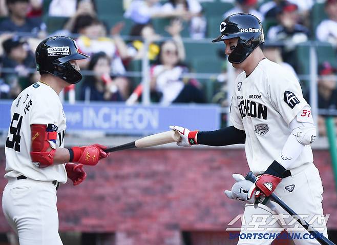 25일 인천 SSG랜더스필드에서 열린 LG-SSG전. 9회말 2사 1루 오태곤이 투런 홈런을 친 후 환영받고 있다. 인천=정재근 기자 cjg@sportschosun.com/2025.5.25/