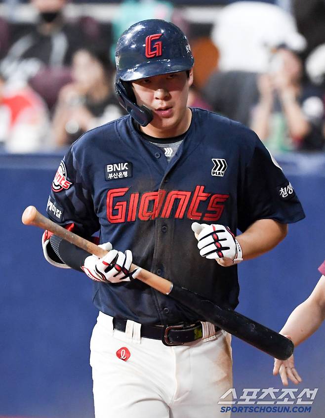 30일 서울 고척스카이돔에서 열린 키움 히어로즈와 롯데 자이언츠의 경기. 4회초 무사 1루 롯데 나승엽이 투런포를 날린 뒤 환호하고 있다. 고척=박재만 기자 pjm@sportschosun.com/2025.04.30/