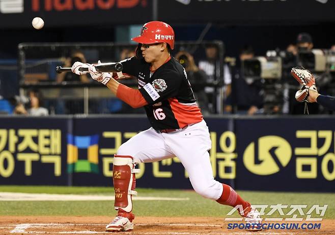 4일 잠실구장에서 열린 두산 베어스와 KIA 타이거즈의 경기. 7회초 무사 1,2루 KIA 최원준이 번트를 대고 있다. 잠실=박재만 기자 pjm@sportschosun.com/2025.06.04/