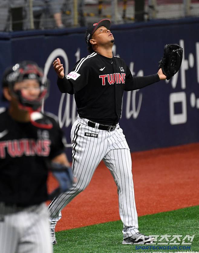 9일 서울 고척스카이돔에서 열린 키움 히어로즈와 LG 트윈스의 경기. LG 에르난데스가 숨을 고르고 있다. 고척=박재만 기자 pjm@sportschosun.com/2025.04.09/