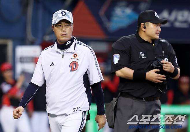 4일 잠실구장에서 열린 두산 베어스와 KIA 타이거즈의 경기. 4회말 1사 2,3루 두산 조성환 감독대행이 김인태 체크스윙에 대해 주심을 찾아 어필하고 있다. 잠실=박재만 기자 pjm@sportschosun.com/2025.06.04/