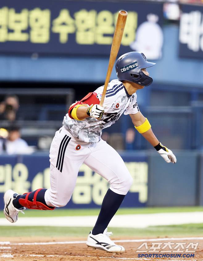 4일 잠실구장에서 열린 두산 베어스와 KIA 타이거즈의 경기. 두산 김민석이 안타를 날린 뒤 환호하고 있다. 잠실=박재만 기자 pjm@sportschosun.com/2025.06.04/